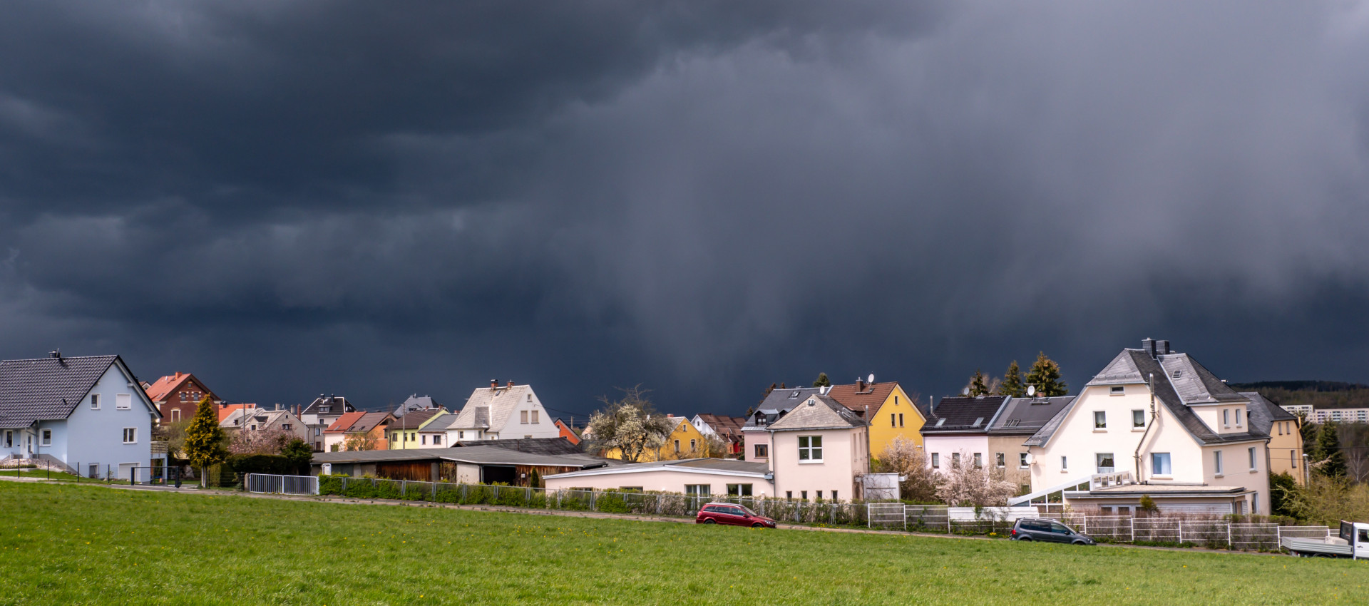 Regen, Hagel, Wind: Der Sommercheck für Dach und Fassade